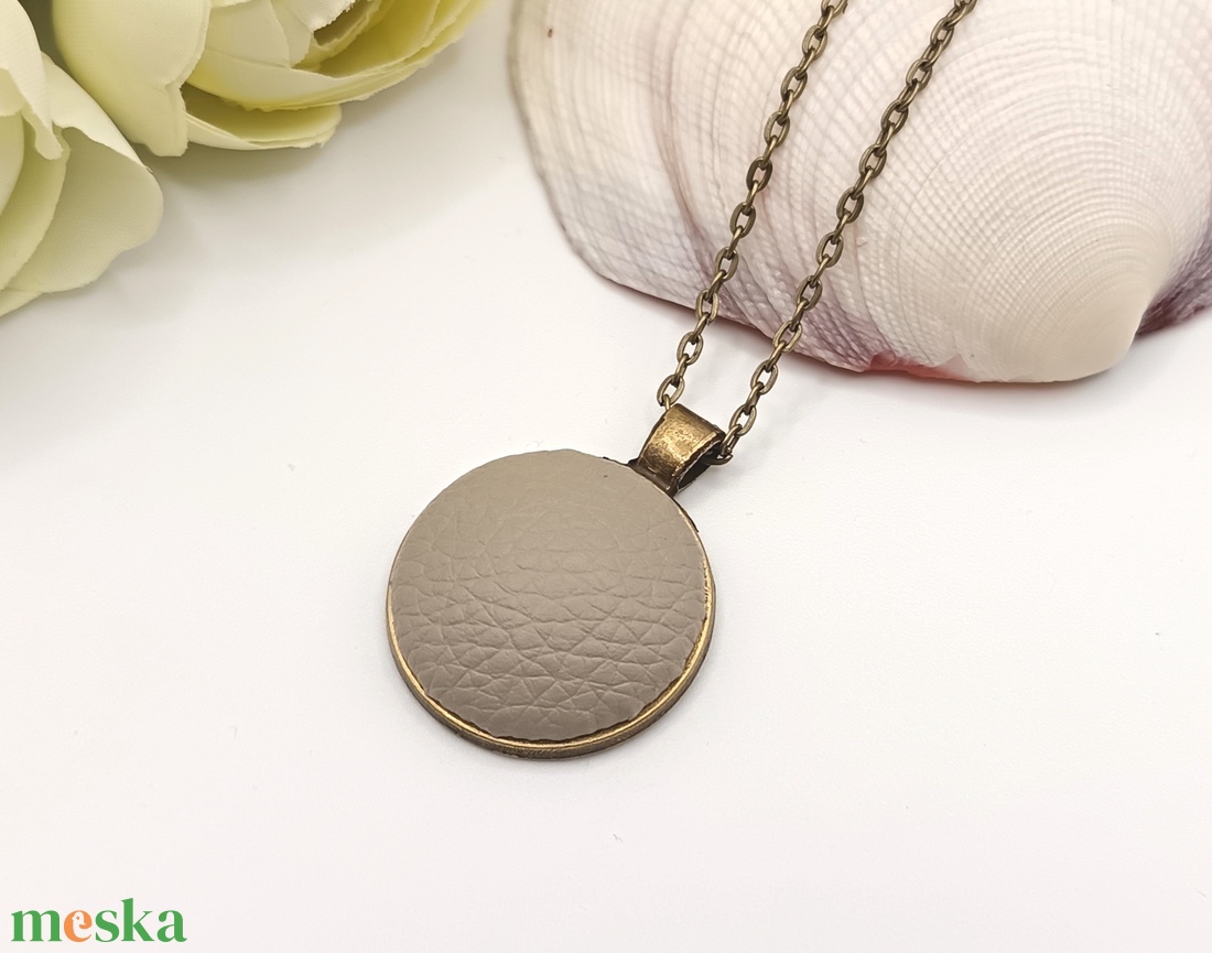 Antik bronz nyaklánc - galambszürke műbőrrel - ékszer - fülbevaló - lógó fülbevaló - Meska.hu Antik bronz nyaklánc - galambszürke műbőrrel - ékszer - fülbevaló - lógó fülbevaló - Meska.hu