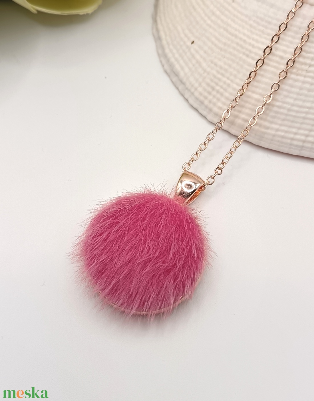 Rózsaarany nyaklánc - pink szőrmével - ékszer - nyaklánc - medálos nyaklánc - Meska.hu Rózsaarany nyaklánc - pink szőrmével - ékszer - nyaklánc - medálos nyaklánc - Meska.hu