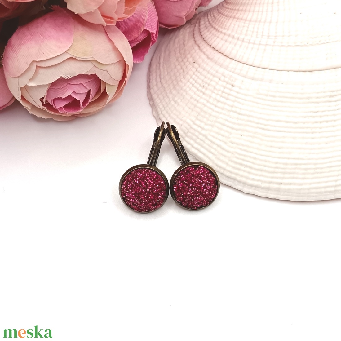 Antik bronz francia kapcsos fülbevaló - csillogó pink lencsével - ékszer - fülbevaló - lógó fülbevaló - Meska.hu Antik bronz francia kapcsos fülbevaló - csillogó pink lencsével - ékszer - fülbevaló - lógó fülbevaló - Meska.hu