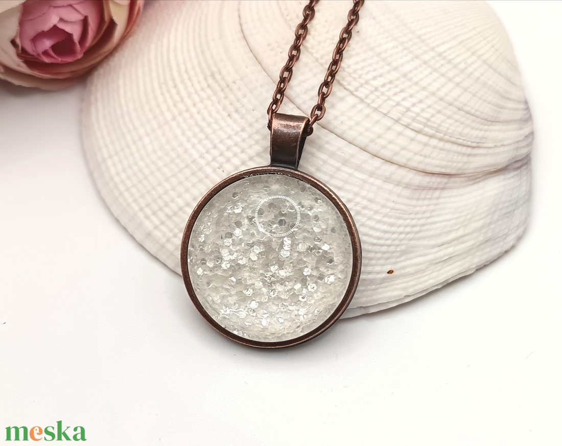 Antik réz nyaklánc - glitteres textilbőrrel, üveg lencsével - ékszer - nyaklánc - medálos nyaklánc - Meska.hu Antik réz nyaklánc - glitteres textilbőrrel, üveg lencsével - ékszer - nyaklánc - medálos nyaklánc - Meska.hu