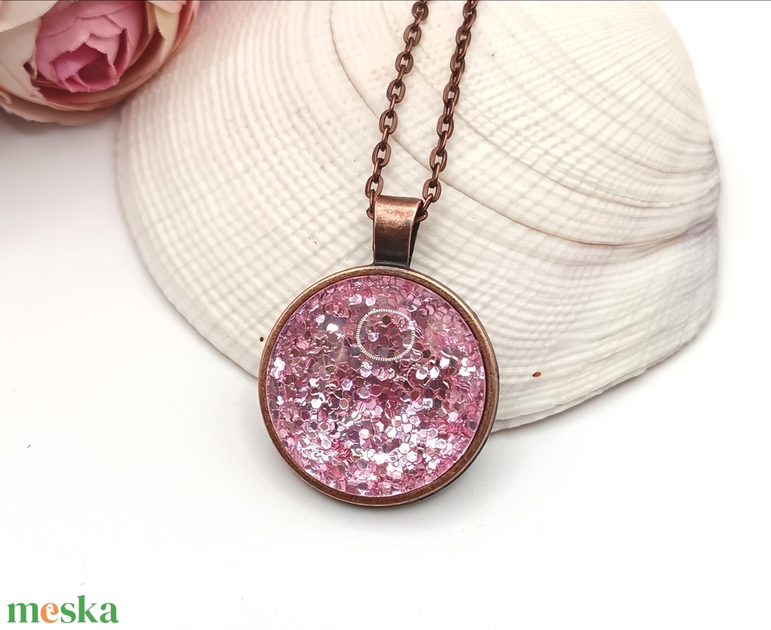 Antik réz nyaklánc - glitteres rózsaszín textilbőrrel, üveg lencsével - ékszer - nyaklánc - medálos nyaklánc - Meska.hu Antik réz nyaklánc - glitteres rózsaszín textilbőrrel, üveg lencsével - ékszer - nyaklánc - medálos nyaklánc - Meska.hu
