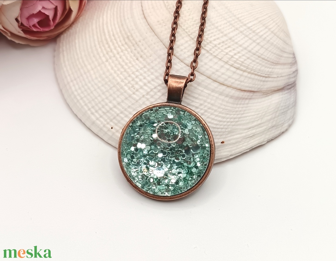 Antik réz nyaklánc - glitteres smaragd zöld textilbőrrel, üveg lencsével - ékszer - nyaklánc - medálos nyaklánc - Meska.hu Antik réz nyaklánc - glitteres smaragd zöld textilbőrrel, üveg lencsével - ékszer - nyaklánc - medálos nyaklánc - Meska.hu