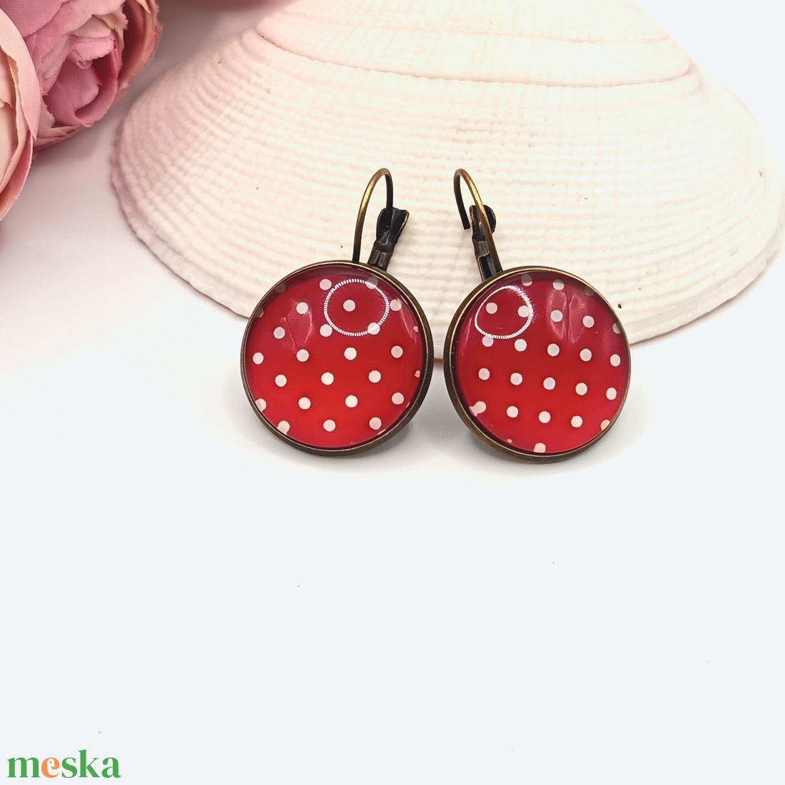 Antik bronz franciakapcsos fülbevaló  piros, fehér pöttyös lencsével - ékszer - fülbevaló - lógó fülbevaló - Meska.hu