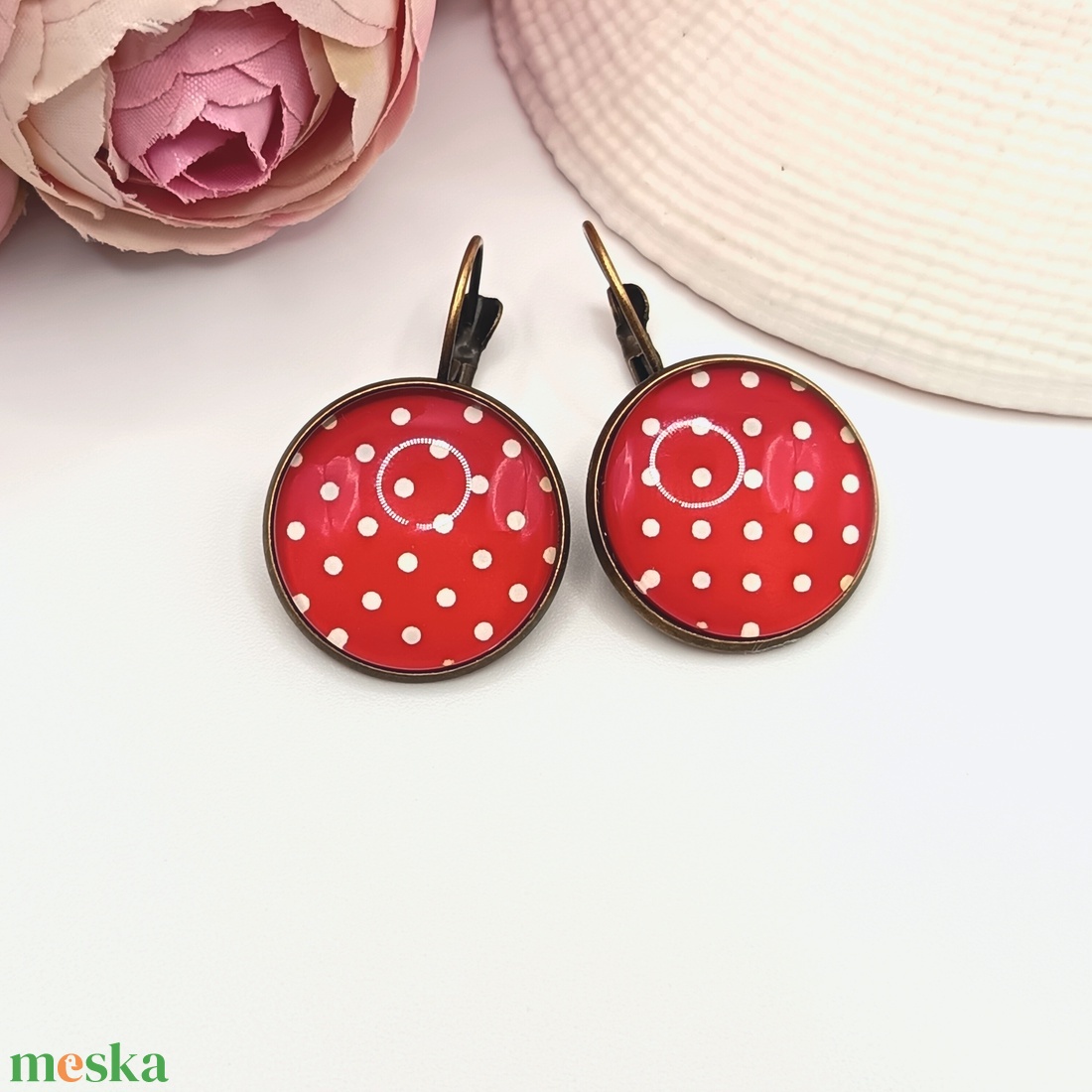 Antik bronz franciakapcsos fülbevaló  piros, fehér pöttyös lencsével - ékszer - fülbevaló - lógó fülbevaló - Meska.hu