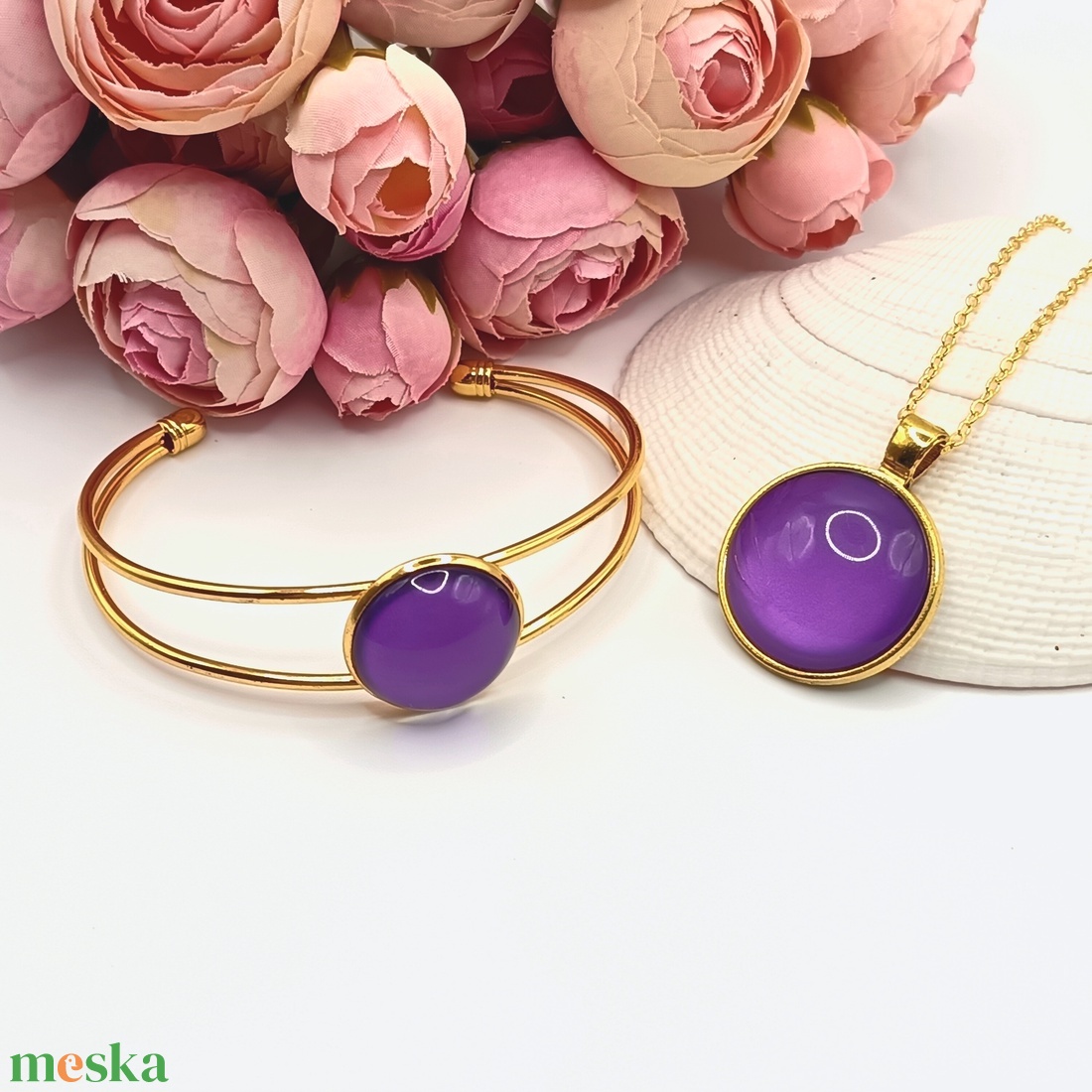 Arany karkötő � lila üveg lencsével - ékszer - karkötő - karkötő medállal - Meska.hu