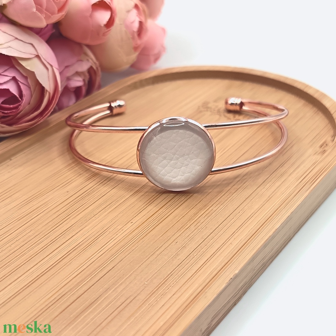 Rózsaarany karkötő � fehér textilbőr lencsével - ékszer - karkötő - karkötő medállal - Meska.hu