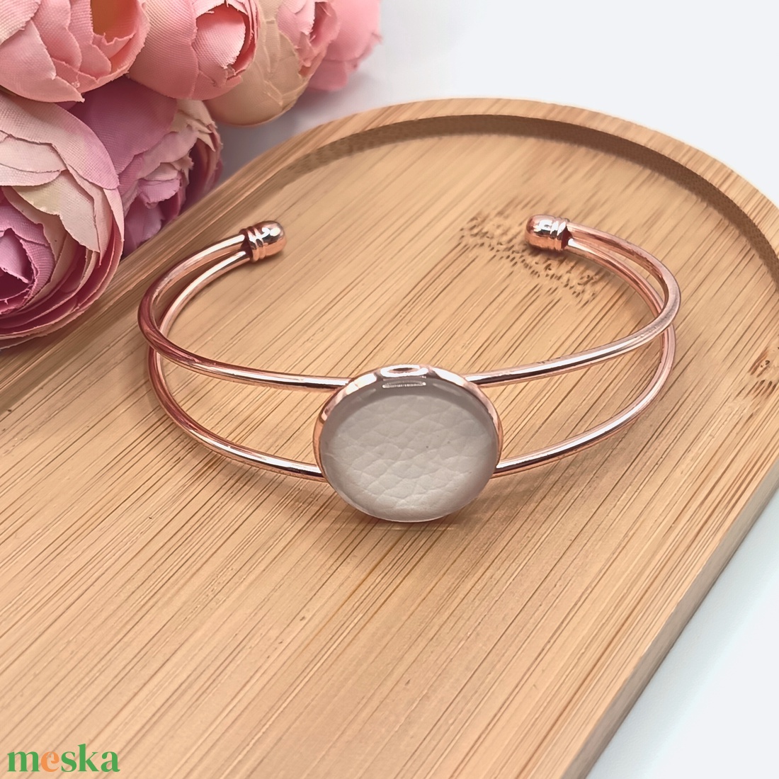 Rózsaarany karkötő � fehér textilbőr lencsével - ékszer - karkötő - karkötő medállal - Meska.hu