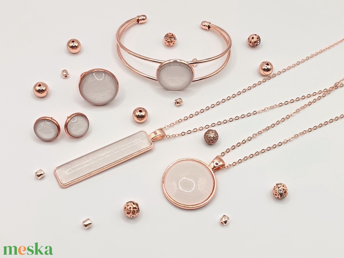 Rózsaarany karkötő � fehér textilbőr lencsével - ékszer - karkötő - karkötő medállal - Meska.hu