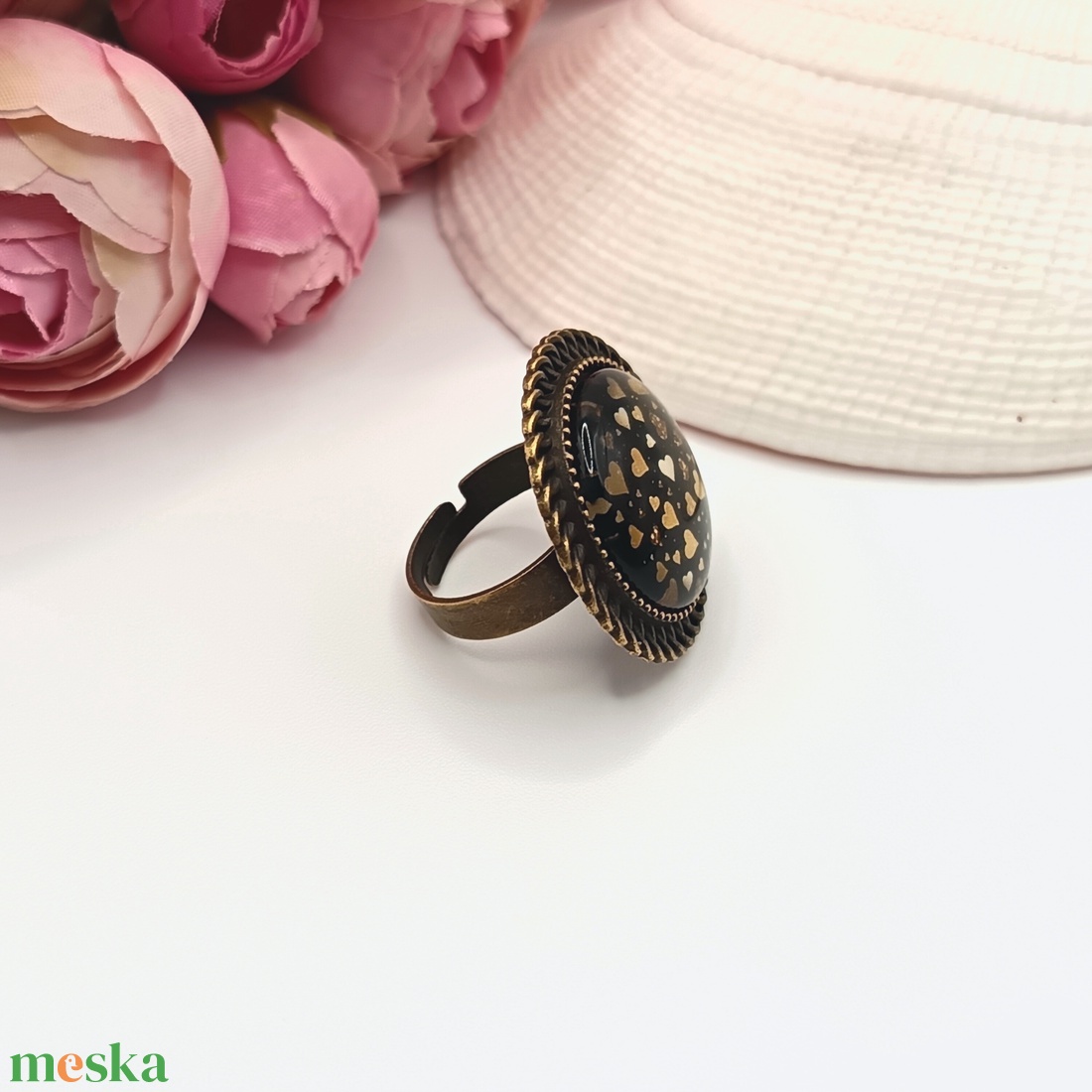 Antik bronz gyűrű � fekete, arany szívecskés lencsével - ékszer - gyűrű - üveglencsés gyűrű - Meska.hu