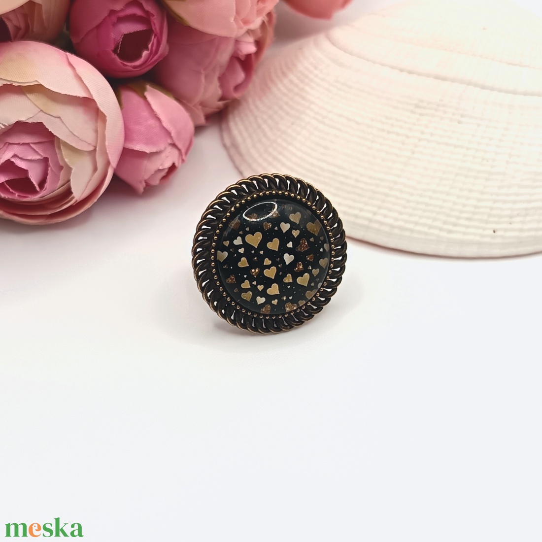 Antik bronz gyűrű � fekete, arany szívecskés lencsével - ékszer - gyűrű - üveglencsés gyűrű - Meska.hu