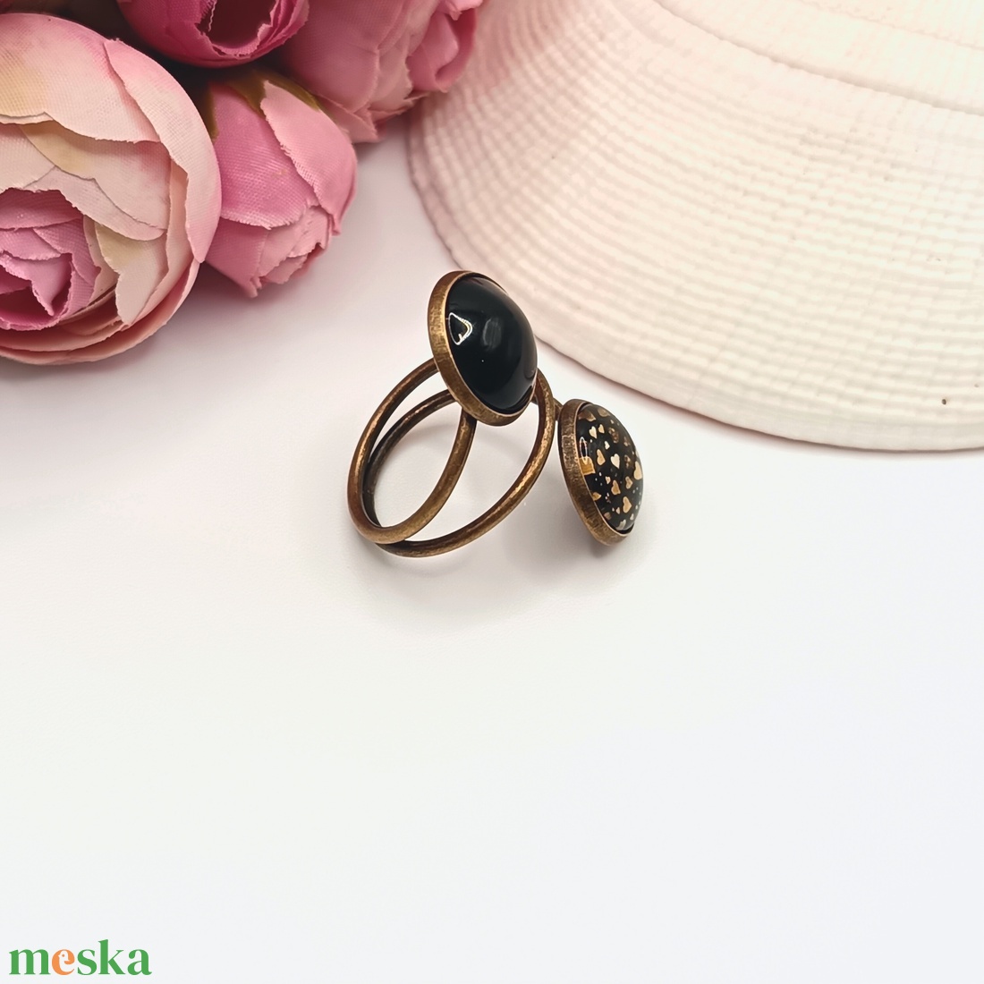 Antik bronz gyűrű � fekete, arany szívecskés lencsével - ékszer - gyűrű - üveglencsés gyűrű - Meska.hu