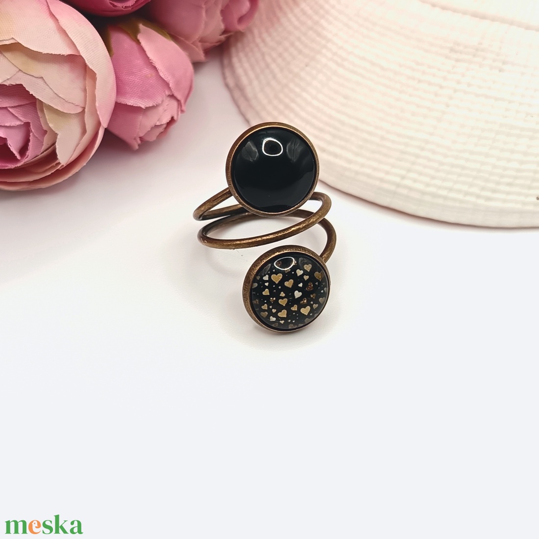 Antik bronz gyűrű � fekete, arany szívecskés lencsével - ékszer - gyűrű - üveglencsés gyűrű - Meska.hu