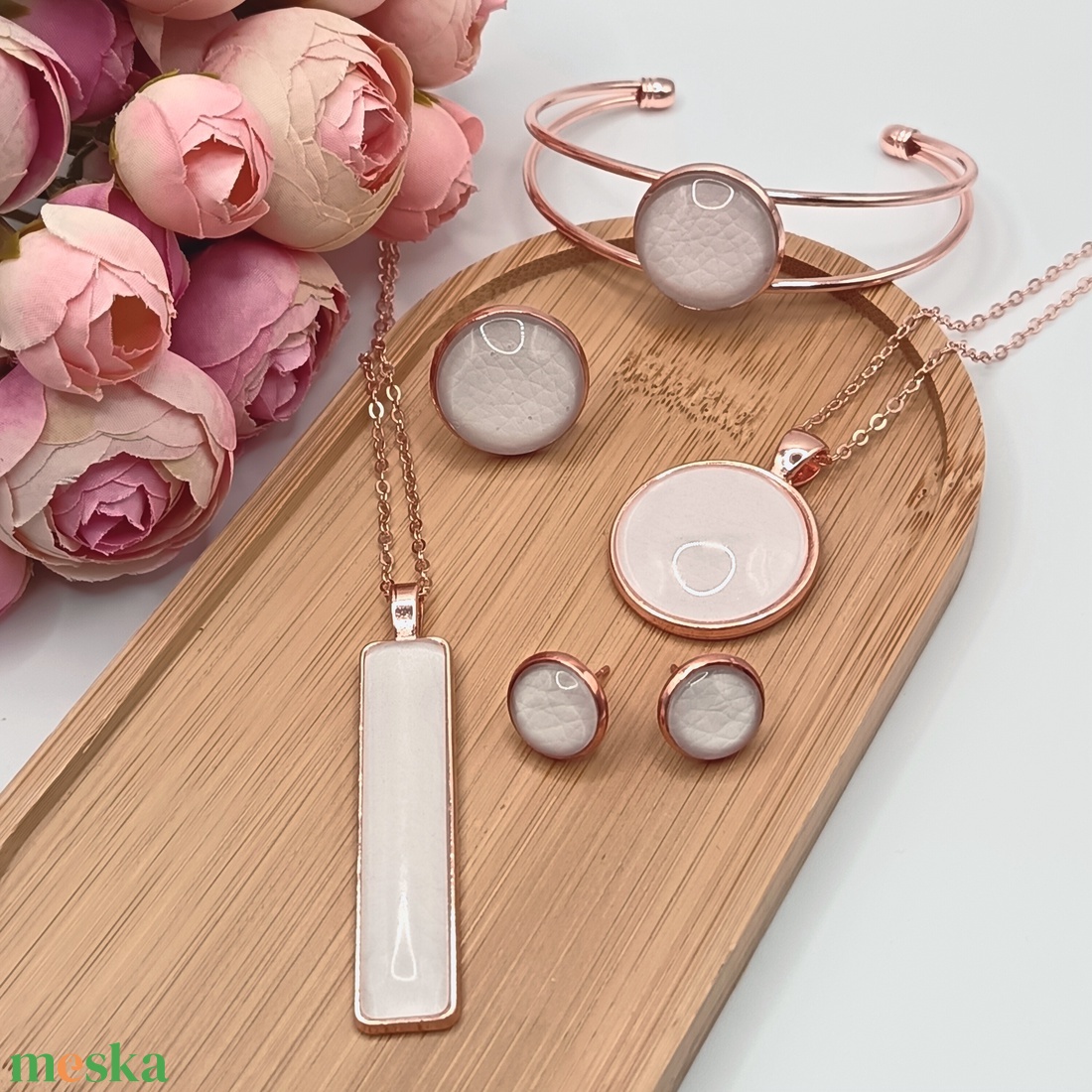 Rózsaarany gyűrű � fehér textilbőr lencsével - ékszer - gyűrű - üveglencsés gyűrű - Meska.hu