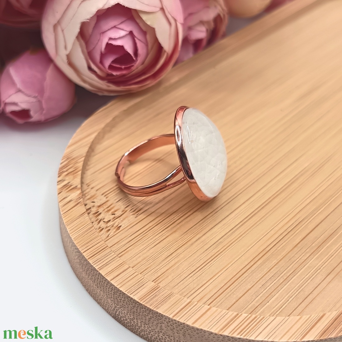 Rózsaarany gyűrű � fehér textilbőr lencsével - ékszer - gyűrű - üveglencsés gyűrű - Meska.hu
