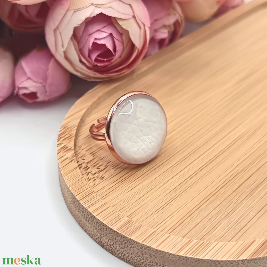 Rózsaarany gyűrű � fehér textilbőr lencsével - ékszer - gyűrű - üveglencsés gyűrű - Meska.hu