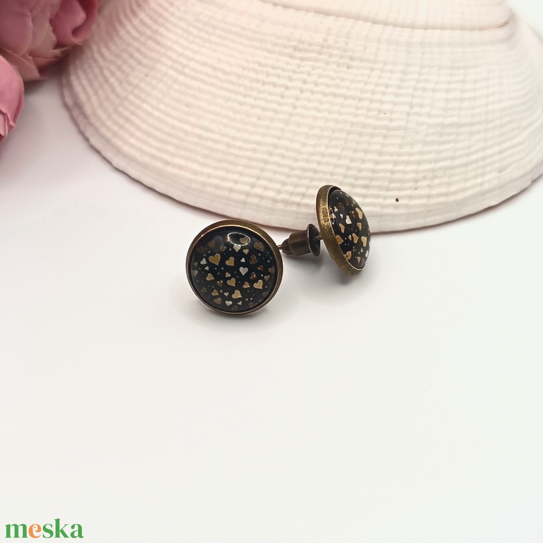 Antik bronz bedugós fülbevaló � fekete, arany szívecskés lencsével - ékszer - fülbevaló - pötty fülbevaló - Meska.hu