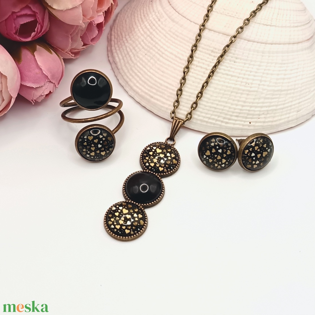 Antik bronz bedugós fülbevaló � fekete, arany szívecskés lencsével - ékszer - fülbevaló - pötty fülbevaló - Meska.hu