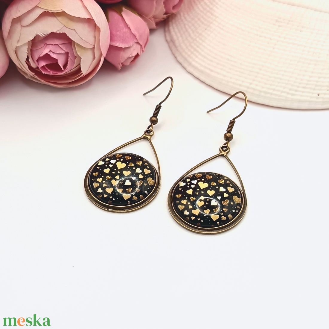 Antik bronz akasztós fülbevaló � fekete, arany szívecskés lencsével - ékszer - fülbevaló - lógó fülbevaló - Meska.hu