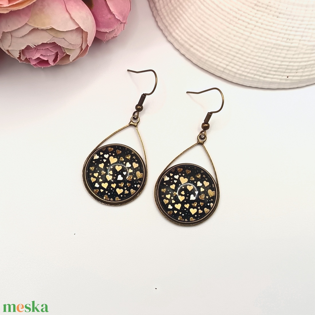 Antik bronz akasztós fülbevaló � fekete, arany szívecskés lencsével - ékszer - fülbevaló - lógó fülbevaló - Meska.hu