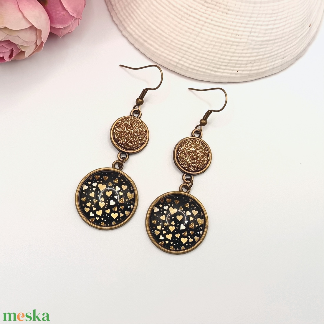 Antik bronz akasztós fülbevaló � fekete, arany szívecskés lencsével - ékszer - fülbevaló - lógó fülbevaló - Meska.hu