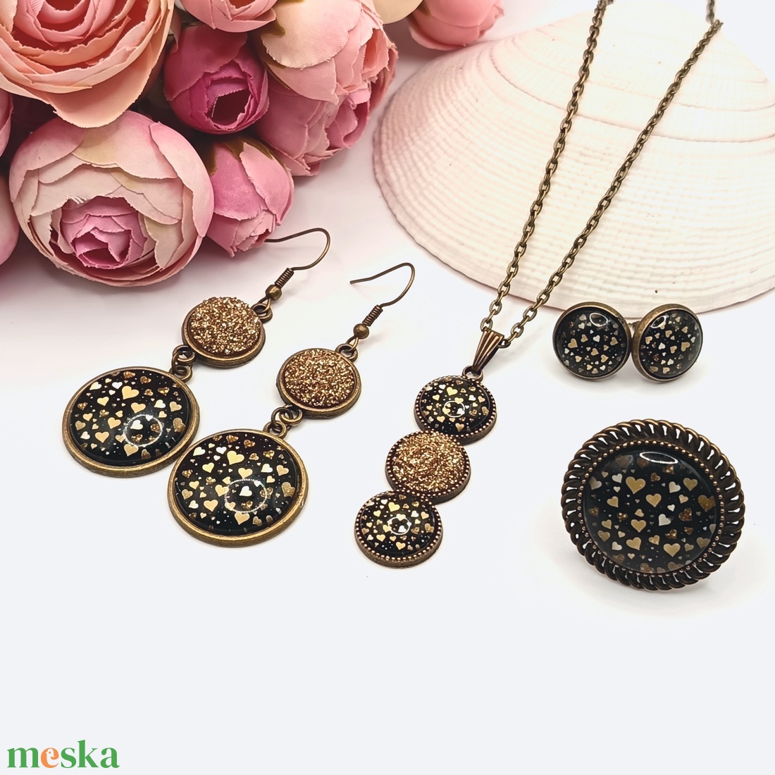 Antik bronz akasztós fülbevaló � fekete, arany szívecskés lencsével - ékszer - fülbevaló - lógó fülbevaló - Meska.hu