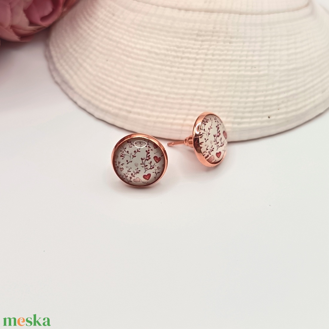 Rózsaarany bedugós fülbevaló � piros szívecskés lencsével - ékszer - fülbevaló - pötty fülbevaló - Meska.hu