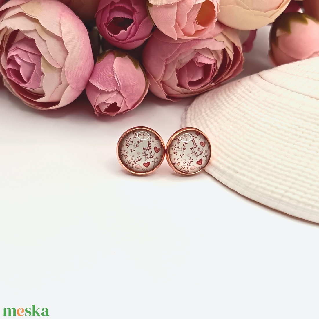 Rózsaarany bedugós fülbevaló � piros szívecskés lencsével - ékszer - fülbevaló - pötty fülbevaló - Meska.hu