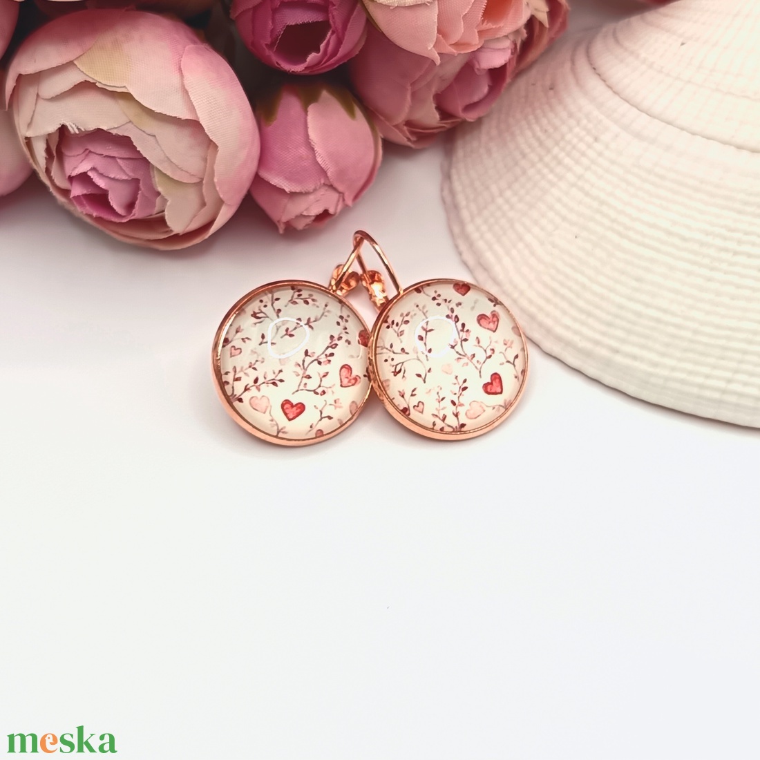 Rózsaarany franciakapcsos fülbevaló � piros szívecskés lencsével - ékszer - fülbevaló - lógó fülbevaló - Meska.hu