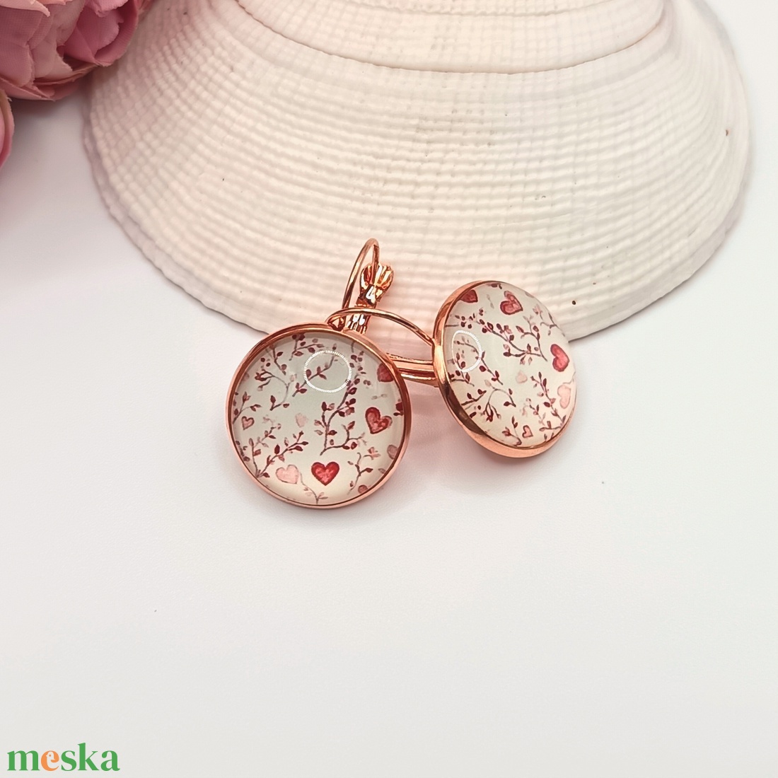 Rózsaarany franciakapcsos fülbevaló � piros szívecskés lencsével - ékszer - fülbevaló - lógó fülbevaló - Meska.hu