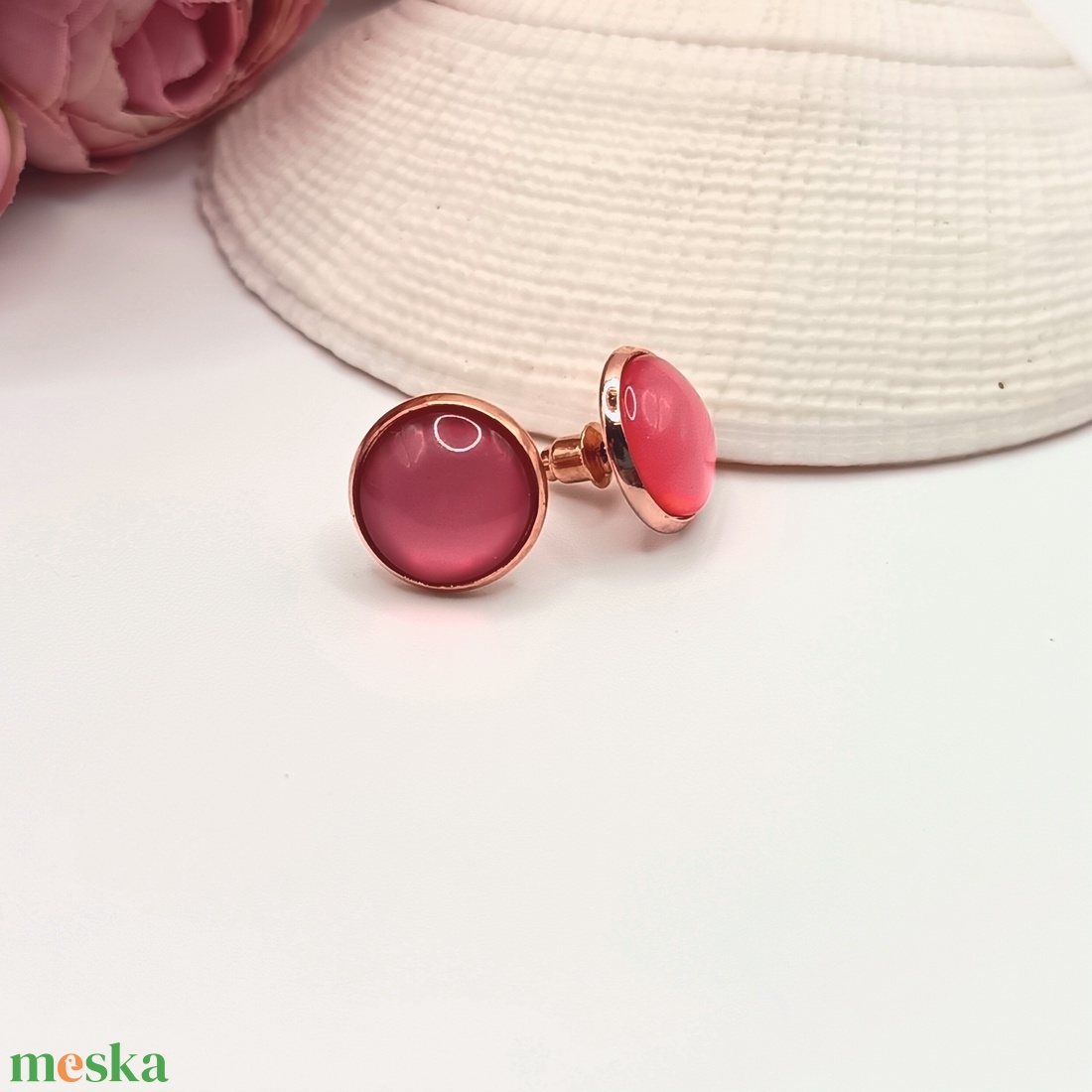 Rózsaarany bedugós fülbevaló � halványpiros lencsével - ékszer - fülbevaló - pötty fülbevaló - Meska.hu