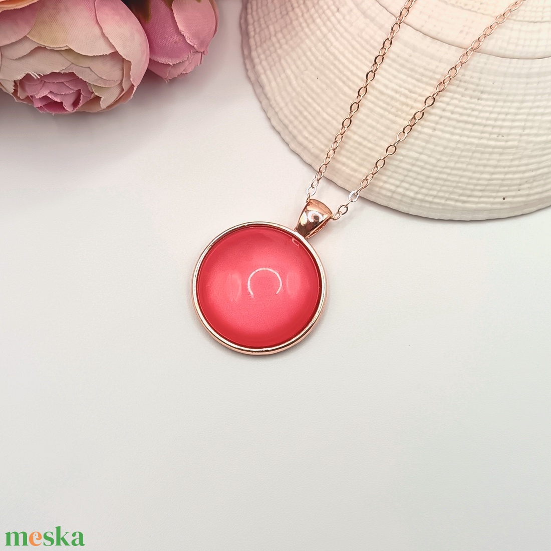Rózsaarany nyaklánc � halványpiros üveg lencsével - ékszer - nyaklánc - medál - Meska.hu