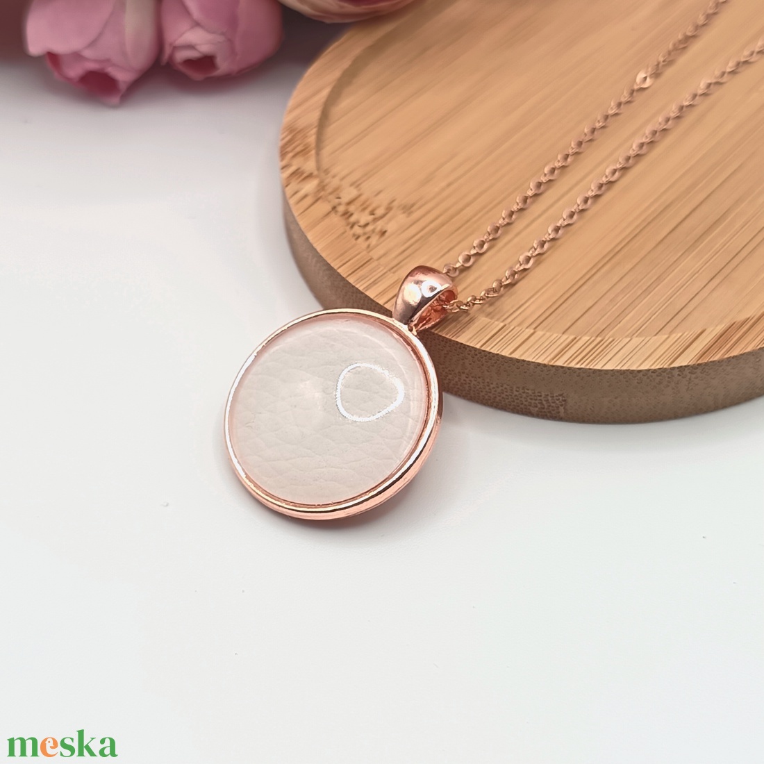 Rózsaarany nyaklánc � fehér textilbőr lencsével - ékszer - nyaklánc - medál - Meska.hu