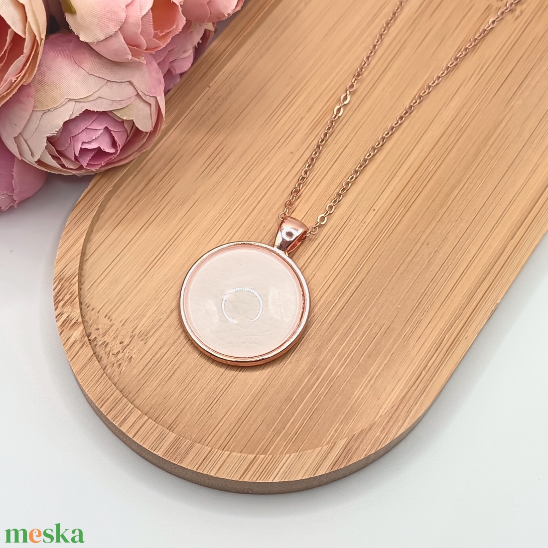 Rózsaarany nyaklánc � fehér textilbőr lencsével - ékszer - nyaklánc - medál - Meska.hu