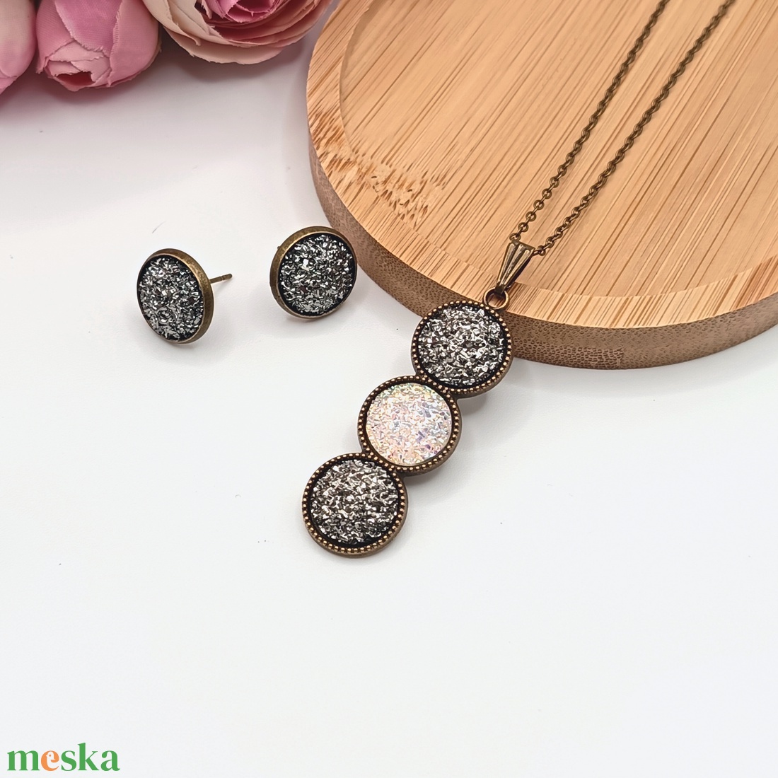 Antik bronz ékszerszett � csillogó grafitszürke / fényes fehér lencsével - ékszer - ékszerszett - Meska.hu