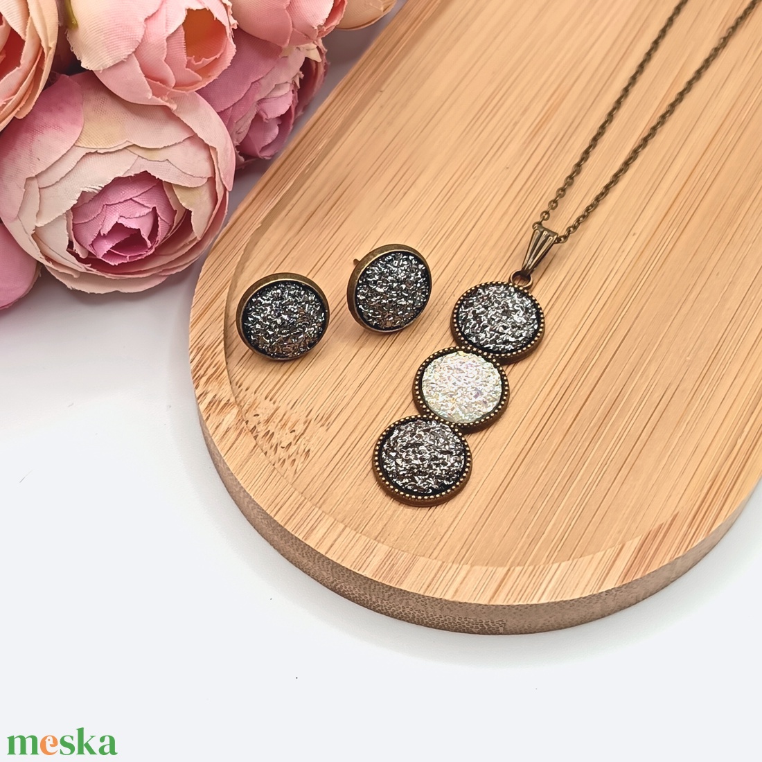 Antik bronz ékszerszett � csillogó grafitszürke / fényes fehér lencsével - ékszer - ékszerszett - Meska.hu