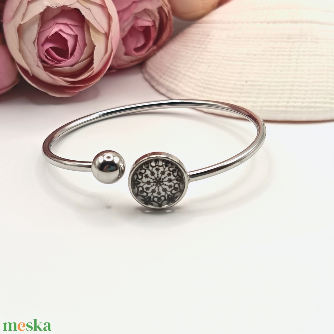 Ezüst karkötő � fehér, fekete csipkemintás lencsével - ékszer - karkötő - karkötő medállal - Meska.hu