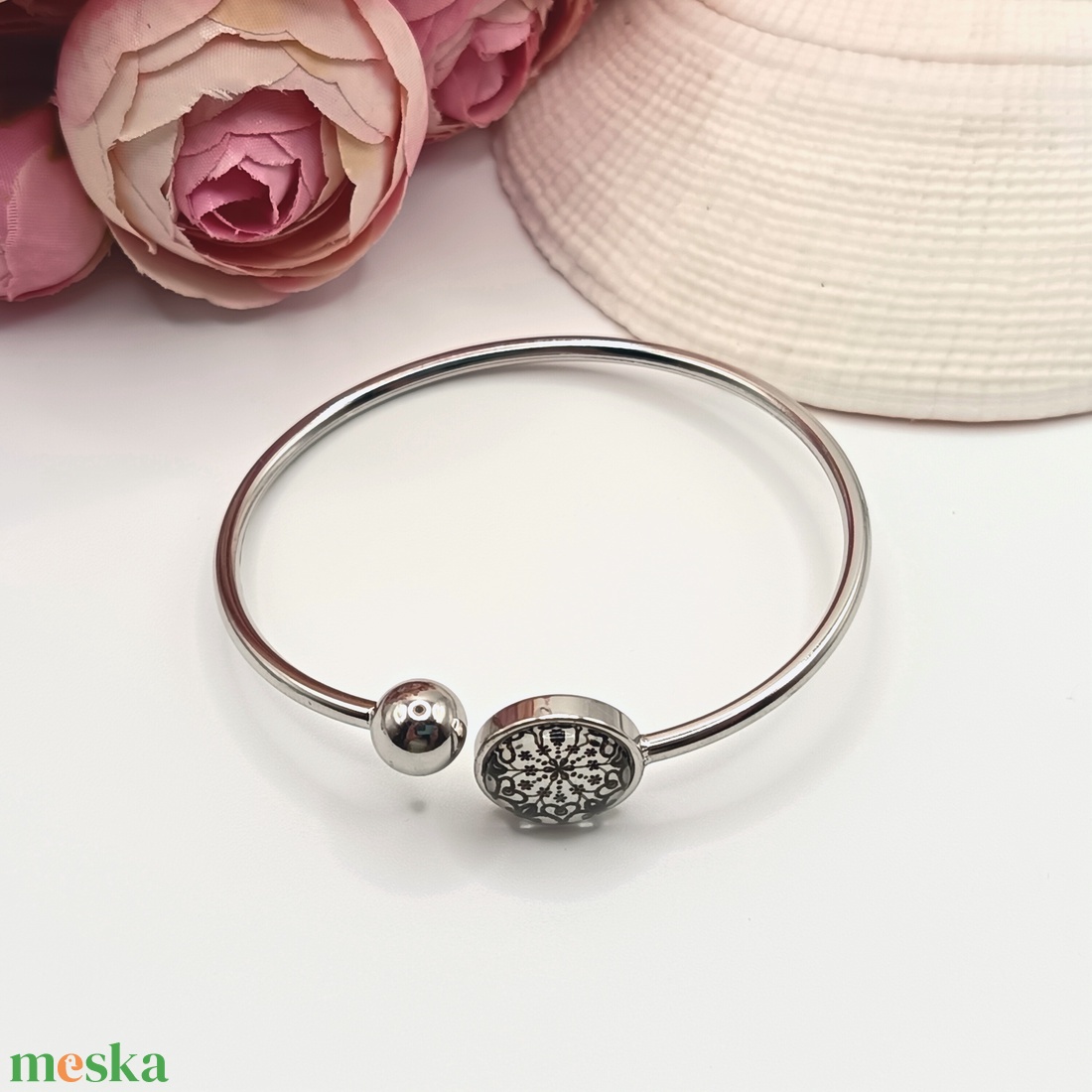 Ezüst karkötő � fehér, fekete csipkemintás lencsével - ékszer - karkötő - karkötő medállal - Meska.hu