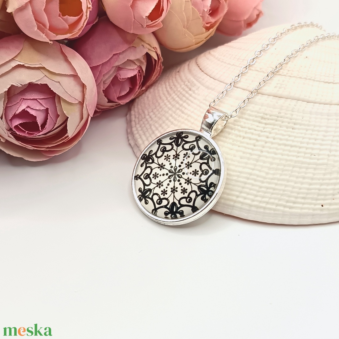 Ezüst nyaklánc � fehér, fekete csipkemintás lencsével - ékszer - nyaklánc - medál - Meska.hu