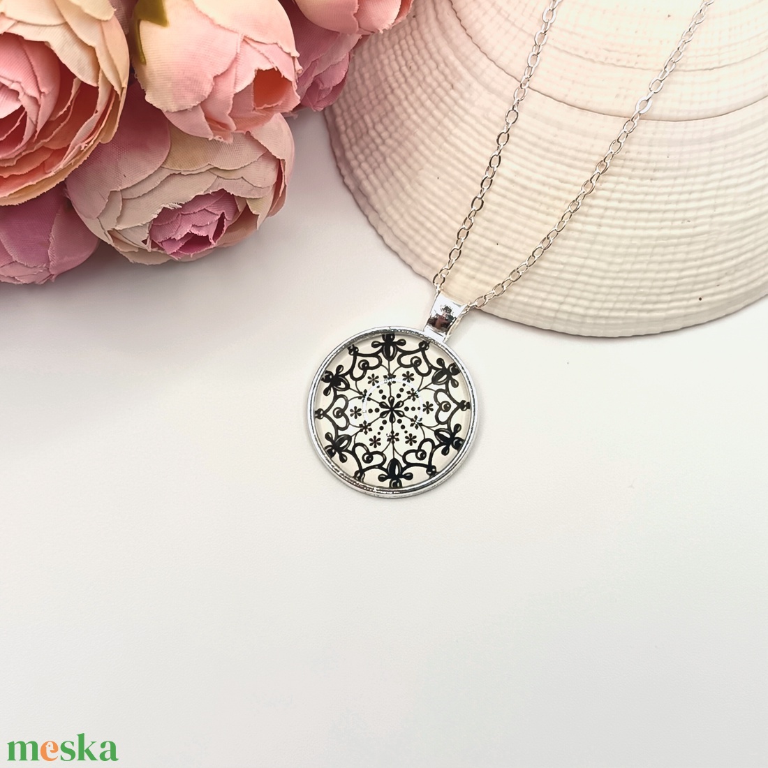 Ezüst nyaklánc � fehér, fekete csipkemintás lencsével - ékszer - nyaklánc - medál - Meska.hu