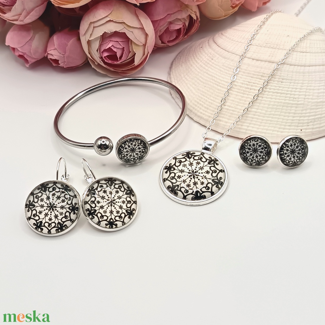 Ezüst nyaklánc � fehér, fekete csipkemintás lencsével - ékszer - nyaklánc - medál - Meska.hu