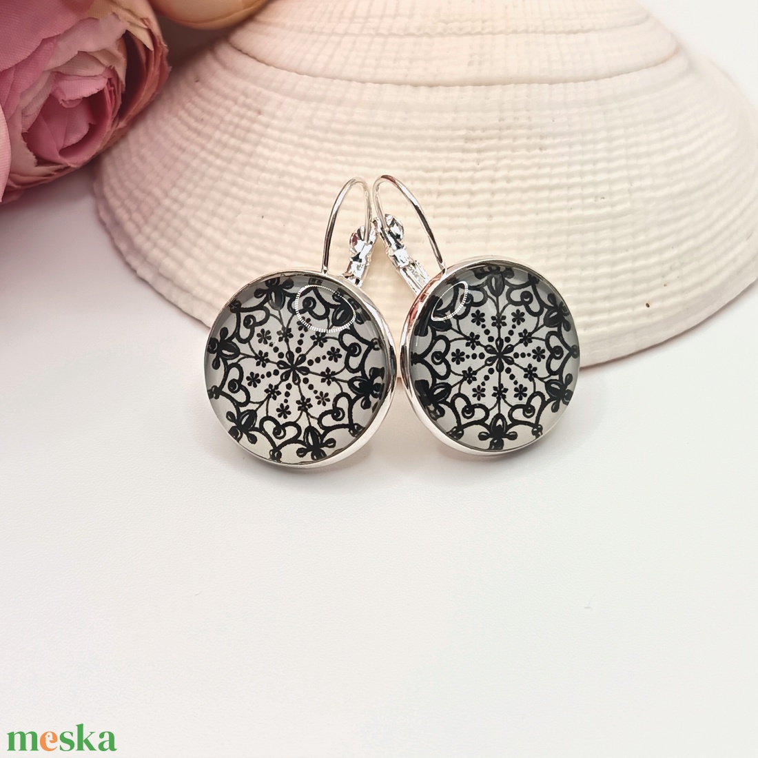 Ezüst franciakapcsos fülbevaló � fehér, fekete csipkemintás lencsével - ékszer - fülbevaló - lógó fülbevaló - Meska.hu