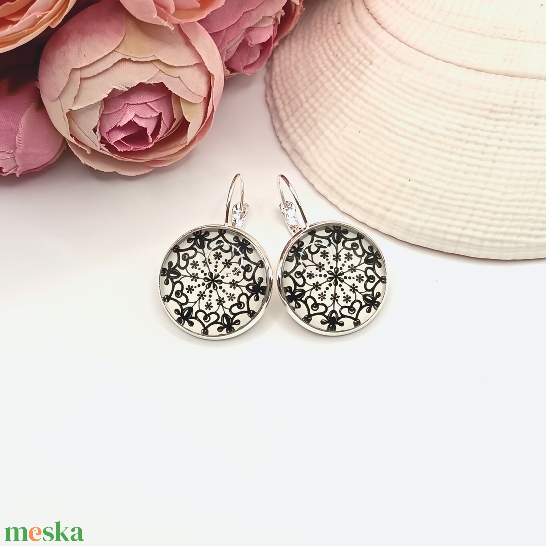 Ezüst franciakapcsos fülbevaló � fehér, fekete csipkemintás lencsével - ékszer - fülbevaló - lógó fülbevaló - Meska.hu