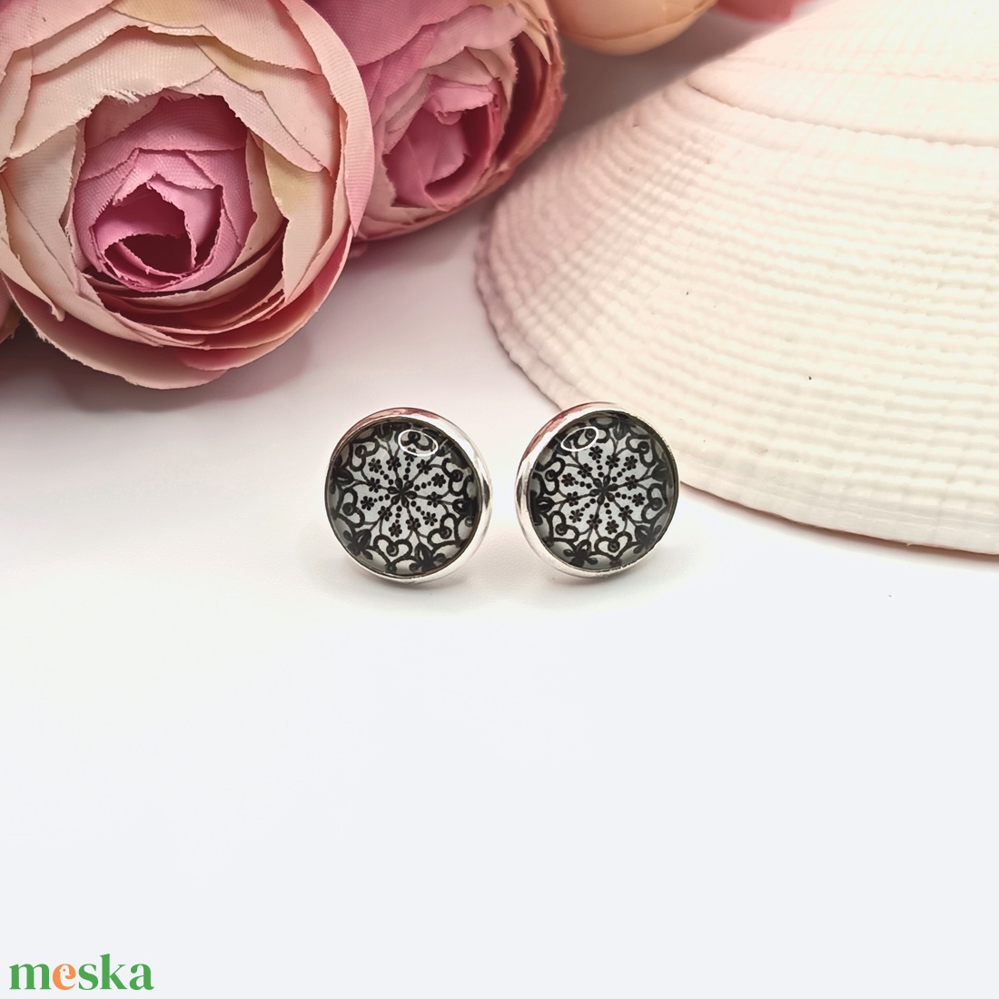 Ezüst bedugós fülbevaló � fehér, fekete csipkemintás lencsével - ékszer - fülbevaló - pötty fülbevaló - Meska.hu