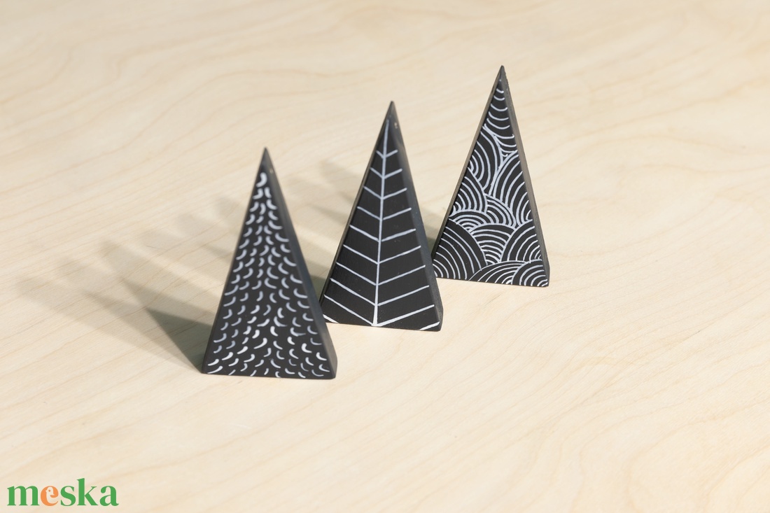 3 db fenyő háromszög dísz - antracit - karácsony - karácsonyi lakásdekoráció - karácsonyfadíszek - Meska.hu