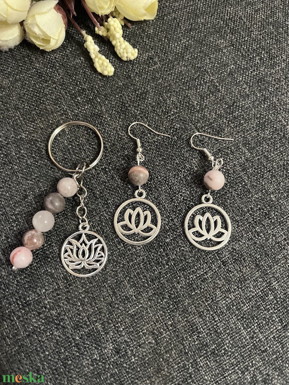 Zebra jáspis fülbevaló és kulcstartó lótusz medállal - ékszer - fülbevaló - lógó fülbevaló - Meska.hu