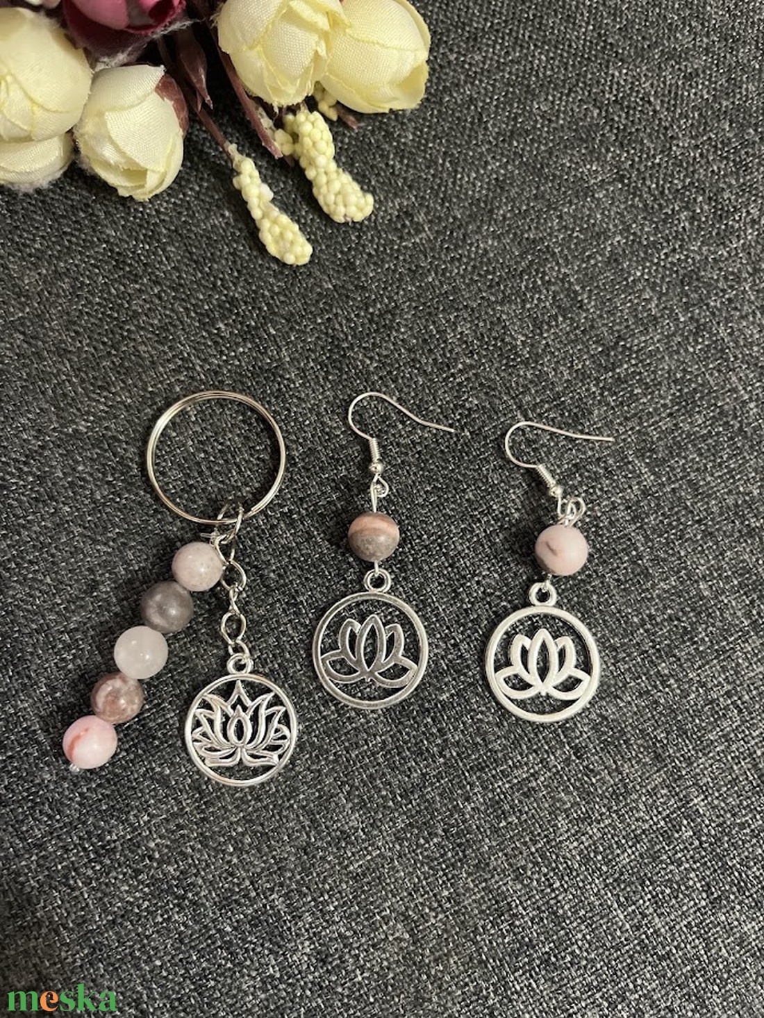 Zebra jáspis fülbevaló és kulcstartó lótusz medállal - ékszer - fülbevaló - lógó fülbevaló - Meska.hu