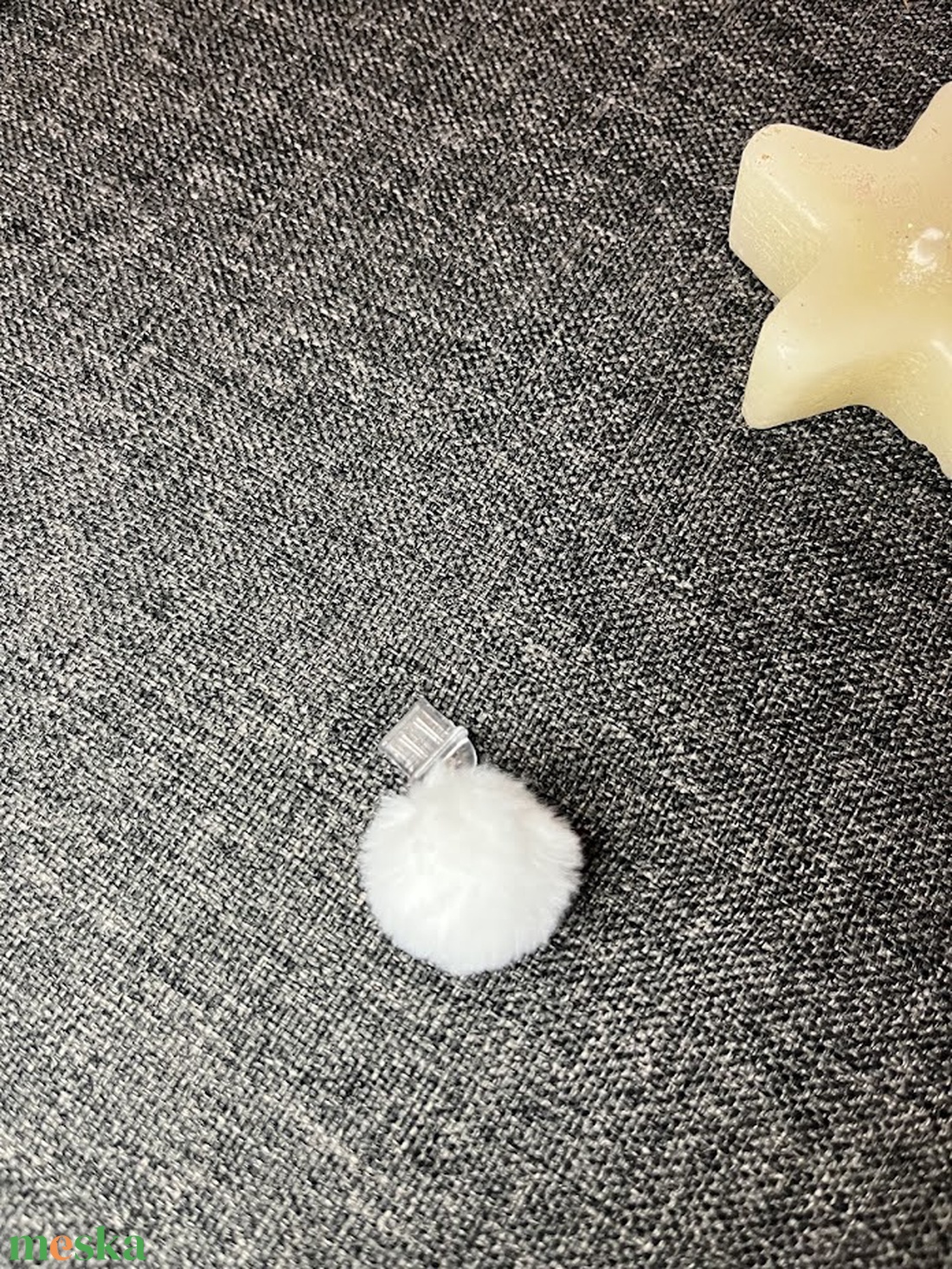 Pompom mobildísz porvédő (C típus vagy Iphone) - táska & tok - pénztárca & más tok - telefontok - Meska.hu