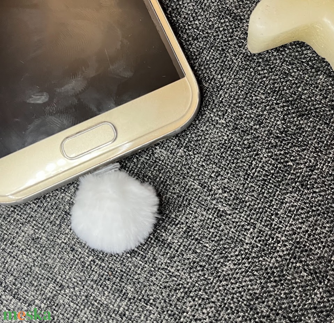 Pompom mobildísz porvédő (C típus vagy Iphone) - táska & tok - pénztárca & más tok - telefontok - Meska.hu