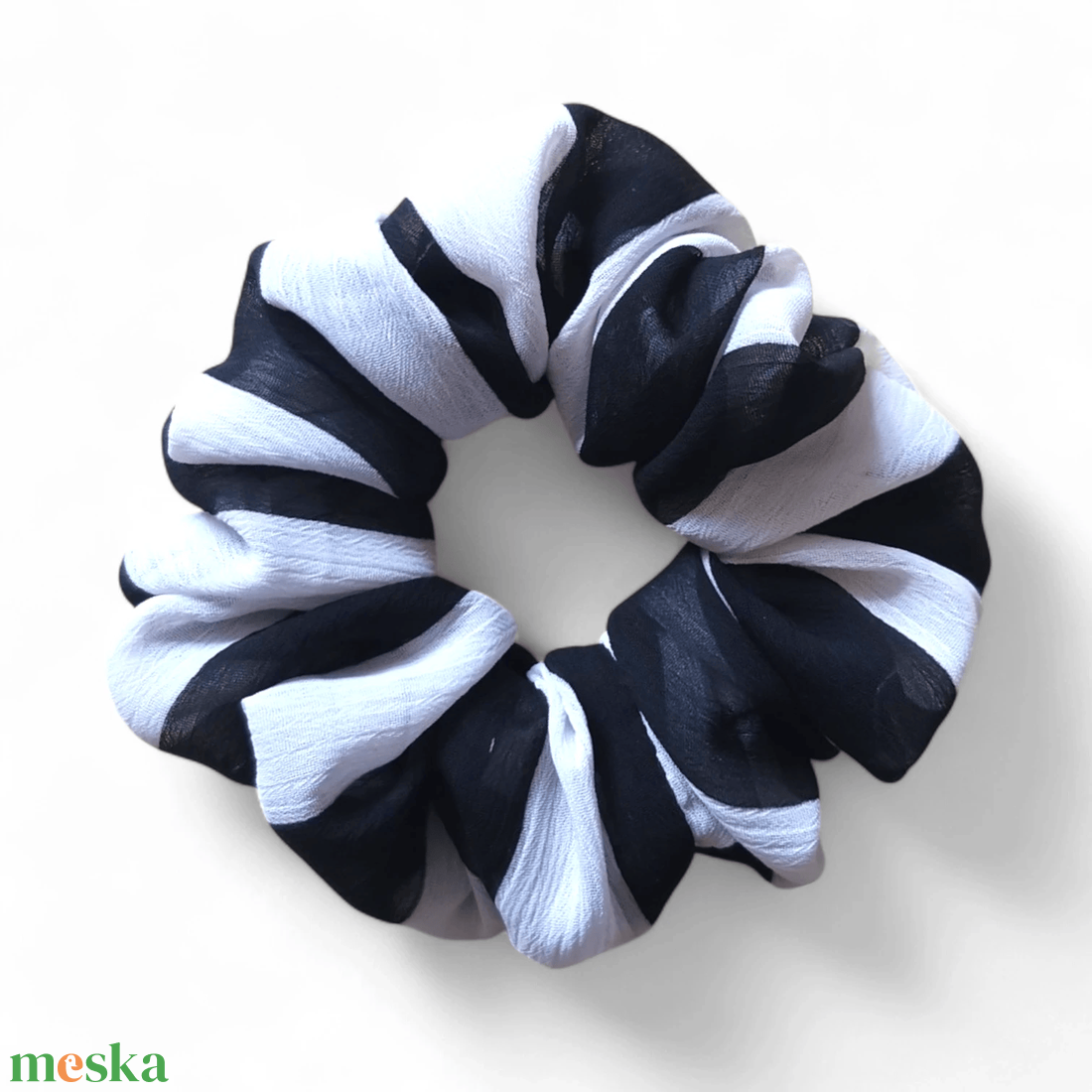Fekete-fehér csíkos scrunchie / scrunchy hajgumi - ruha & divat - hajdísz & hajcsat - hajgumi - Meska.hu Fekete-fehér csíkos scrunchie / scrunchy hajgumi - ruha & divat - hajdísz & hajcsat - hajgumi - Meska.hu