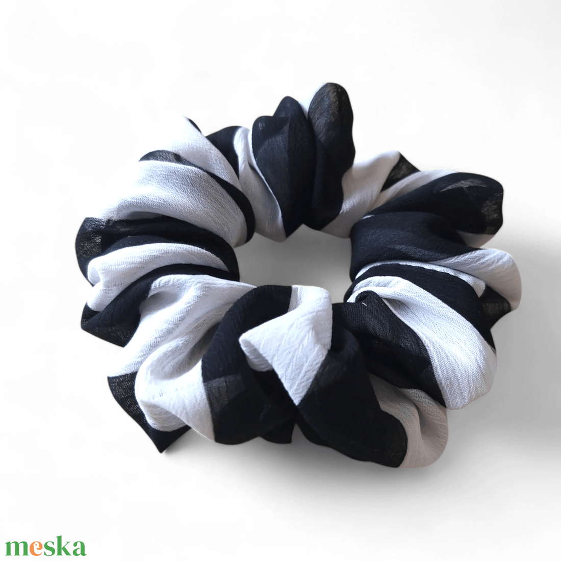 Fekete-fehér csíkos scrunchie / scrunchy hajgumi - ruha & divat - hajdísz & hajcsat - hajgumi - Meska.hu Fekete-fehér csíkos scrunchie / scrunchy hajgumi - ruha & divat - hajdísz & hajcsat - hajgumi - Meska.hu